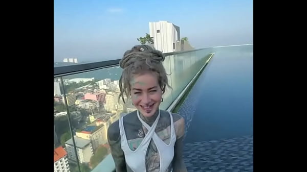 Alguém me leva de volta à piscina sobre os telhados de pattaya