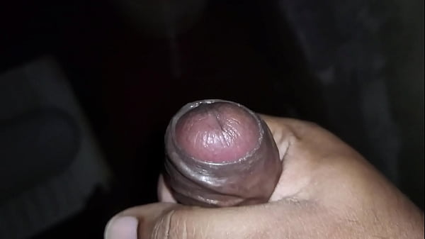 Madrasta coroa se masturbando e brincando com o pau na privada