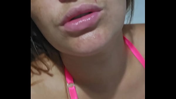 Saio com essa saia curta pra chamar atenção dos coroa que gostam de bancar